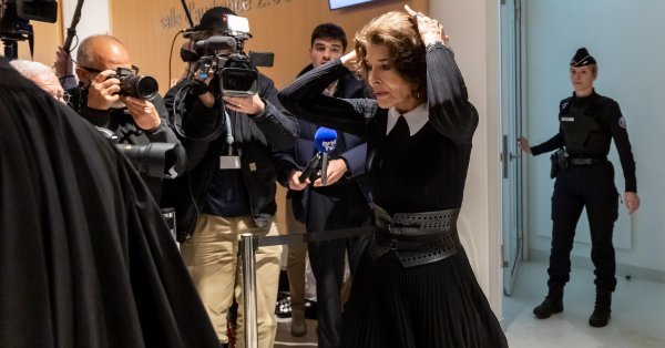 Фанни Ардан защищался в судебных обвинениях в сексуальном насилии департау