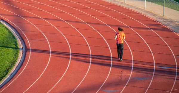 Trans Athlete принимает соревнование и устанавливает рекорд в бегущей видео -гонке