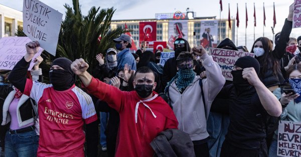 Протестующие в Турции спрашивают Запада, почему нет никакой реакции на покалывание их прав