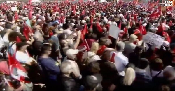 Более 2 миллионов человек снова протестуют в Стамбуле в поддержку Имамоглу