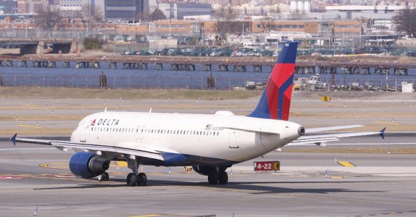 Самолет с 131 пассажиром в столкновении в аэропорту Рейгана