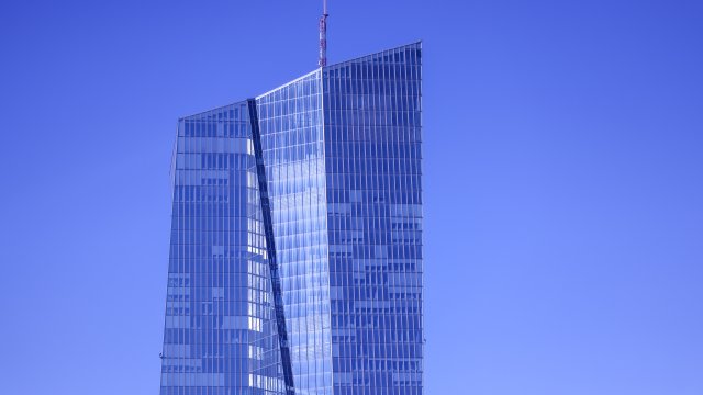 ECB решает фундаментальные вопросы в оценке стратегии