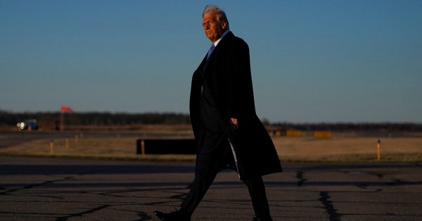 Трамп смог получить доступ к классифицированной информации Камала Харрис и Хиллари Клинтон