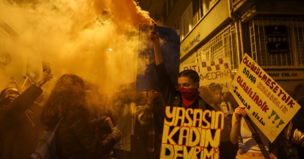 Еще два журналиста, отраженные протесты в Стамбуле, были арестованы