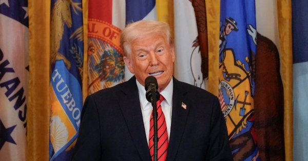 Популярность Трампа является рекордной высокой, но более 70% американцев обеспокоены «воротами сигнала»