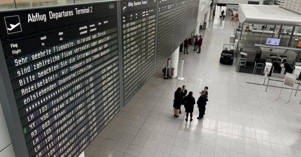 Женщина перенесла нервное срыв, бегая обнаженную в видео в аэропорту Далласа
