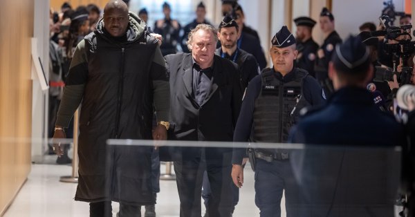 Depardieu стоял в суде по обвинению в сексуальном насилии
