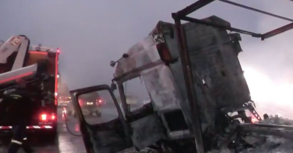 Два сгорели заживо после того, как болгарский грузовик врезался в точку такси в Греции Видео