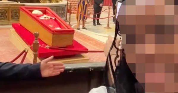 Гнев в Ватикане: туристы улыбаются селфи с телом Папы Франциска