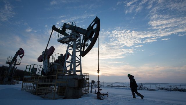 Россия уже ждет значительно более дешевой нефти, но сохраняет позитивизм для своей экономики