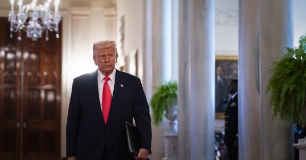 С золотой лопатой Трамп, посаженной перед видео Белого дома "Магнолия"