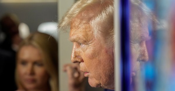 Трамп разрезал самое старое дерево в Белом доме, посаженном Эндрю Джексоном