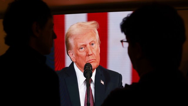 Экономическое одобрение Трампа достигает нового дна из -за обязанностей и инфляции