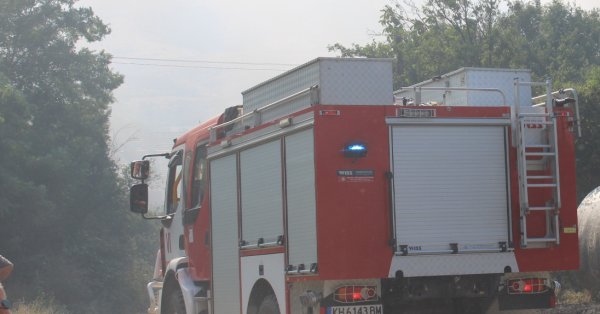 Эвакуированные сотрудники гипермаркета в Пазарджике из -за пожара