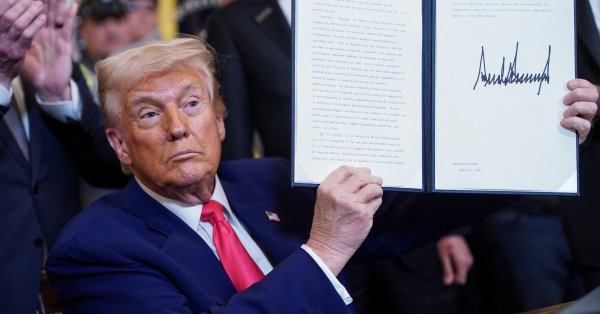 Почему Трамп снова отступил или как он пошел по стопам удаленной Лиз Трус?