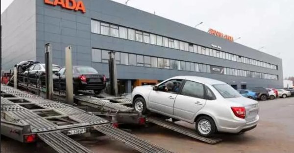 Продажи российских автомобилей разрушились