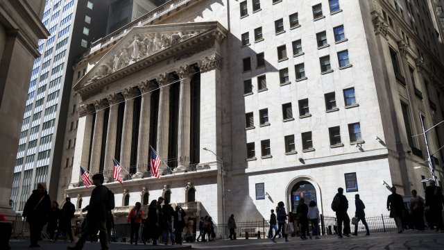 S & P 500 снижается до самого низкого уровня с сентября, Nasdaq удаляет 2,5%*