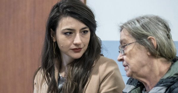 Лена Бориславова прибыла в Фотографии окружного суда Софии