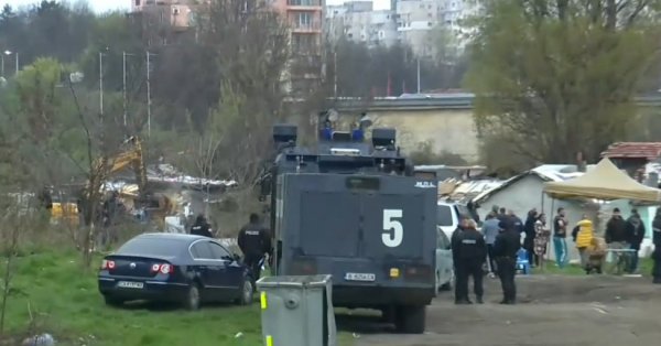 Они сносят нелегальные здания в Софийском районе сахарной фабрики