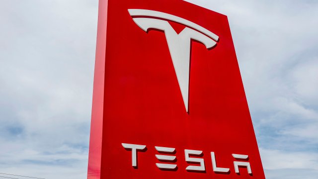 Tesla задержит запуск более доступного электромобиля в США