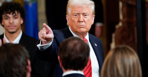 Трамп случайно призвал к бывшему сотруднику, затем начал обижать его