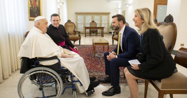 Папа Франциск провел всего несколько минут на Джей Вэнс