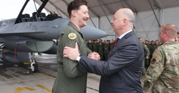 Посмотрите, кто является пилотом, который приземляется наш первый F-16