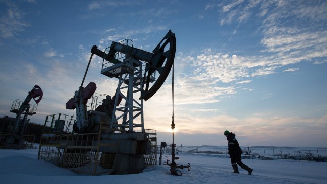 Цена российской нефти переходит на уровень 50 долларов за баррель
