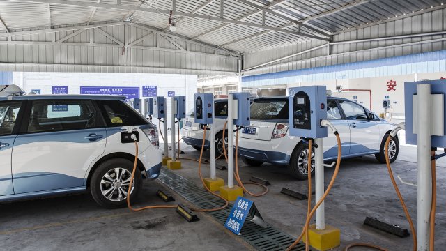 Китайская большая нефть становится большим газом из -за роста электромобилей
