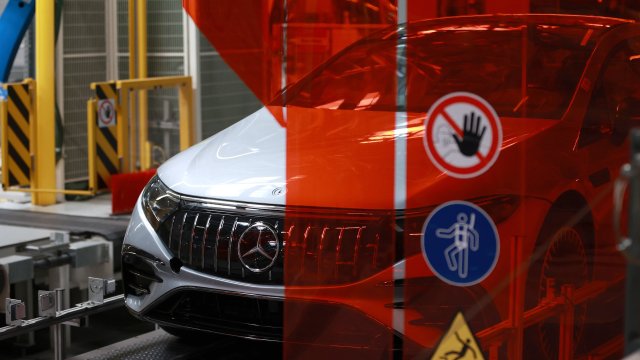 И Mercedes снимает свои руководящие принципы на год из -за торговой войны США