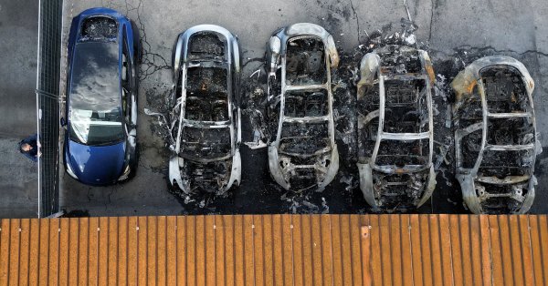 По крайней мере 17 автомобилей Тесла полностью сгорели в огне в Риме