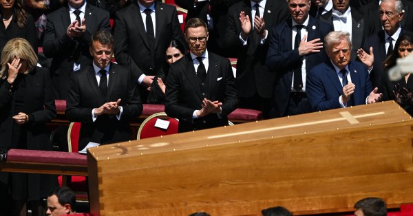 250 000 человек послали папу Франциска по его последней земной дороге
