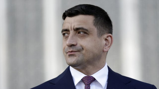 Далекий правый Джордж Симион ведет в первом раунде президентских выборов в Румынии*