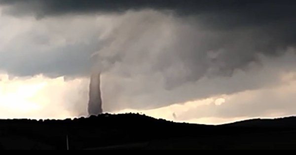 Торнадо образуется в Торчеа, Юго -Восточная Румыния.