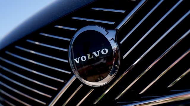 Единица Volvo сокращает 50% своей рабочей силы для ограничения затрат