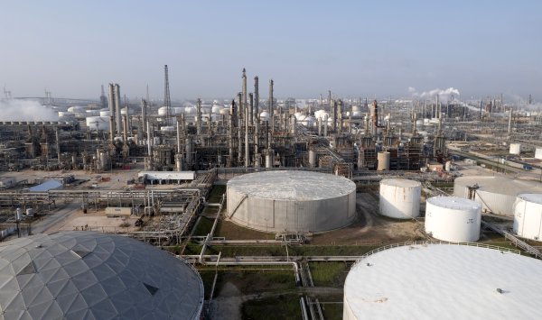 Нефть сохраняет рост с акцентом на торговые переговоры в США