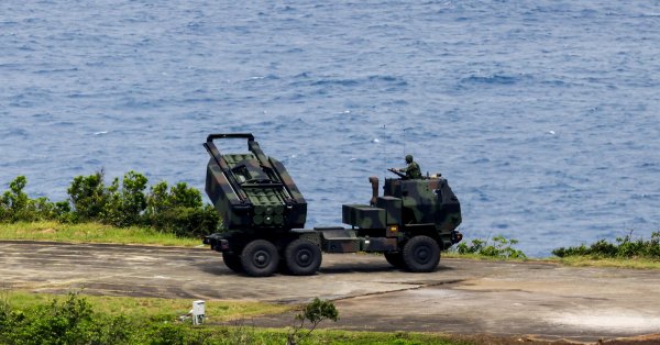 Британия представляет собой боеприпасы с 155 мм с реактивным двигателем