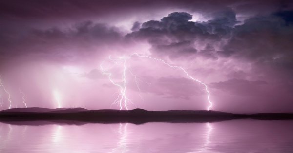 Молния во Франции ударила 13 человек