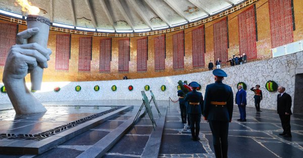 Путин хочет вернуть старое имя Волгограда - Сталинград