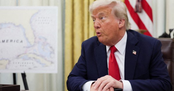 Трамп произнес речь студентам в Алабаме, издеваясь над трансатлетом видео