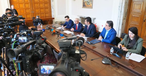 После Митова и ПП показали документы для значков, заказанных Министерством внутренних дел.