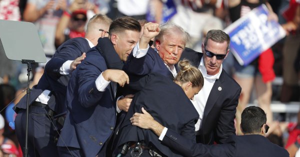 Симблемная фотография попытки убийства Трампа осталась без «Пулитцера»