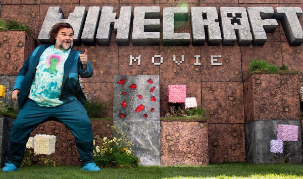 Успех Minecraft показывает, что будущее фильмов в играх