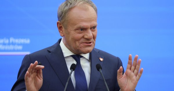 Любому, кто посещает парад в Москве, стыдно, сказал Дональд Туск