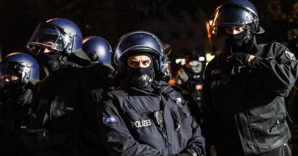 Отлично от реальности: пара держала своих детей закрытыми в течение всех трех лет