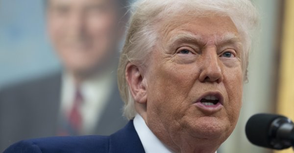 Почти половина американцев не верят, что Трамп честен за его здоровье