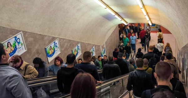Метро продолжает работать, интервал между поездами до 3 минут