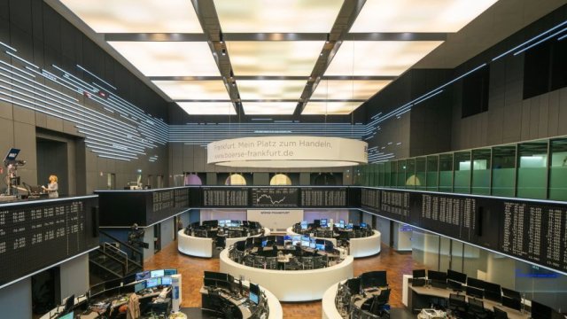 Европейские акции закрылись с резкими спадами из -за новой угрозы обязанностей
