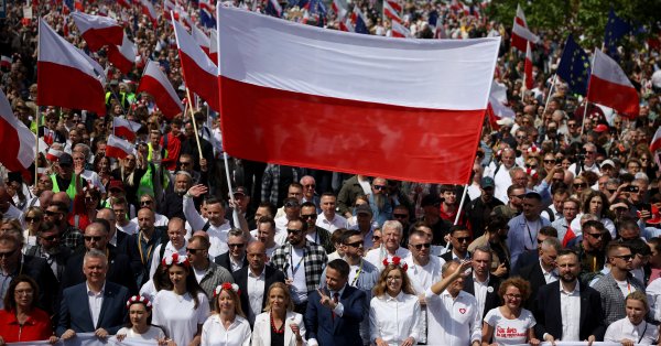 Тысячи людей собрались в Варшаве Процессов в поддержку двух кандидатов в президенты