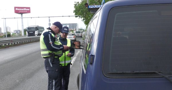 Немецкие и польские полицейские приезжают на солнечный пляж, от Чешской Республики - до ПРИМОРКО